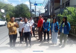 Lurah Antang Dampingi Camat Manggala Tertibkan Bangunan yang Berdiri di Atas Drainase Jalan Bukit Baruga